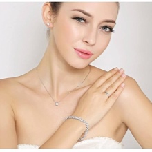 Жіночий браслет з білого золота (78 фото): моделі з жовтим металом з топазами і сапфірами, тонкі і товсті на руку, від Тіффані