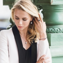 Жіночий браслет з білого золота (78 фото): моделі з жовтим металом з топазами і сапфірами, тонкі і товсті на руку, від Тіффані