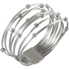 Жіночий браслет з білого золота (78 фото): моделі з жовтим металом з топазами і сапфірами, тонкі і товсті на руку, від Тіффані