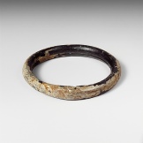 Жіночий браслет з білого золота (78 фото): моделі з жовтим металом з топазами і сапфірами, тонкі і товсті на руку, від Тіффані