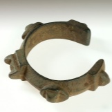 Жіночий браслет з білого золота (78 фото): моделі з жовтим металом з топазами і сапфірами, тонкі і товсті на руку, від Тіффані