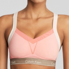 Жіночу нижню білизну Calvin Klein (67 фото): скільки коштує комплект спортивного та іншого білизни від Кельвін Кляйн, розмірна сітка