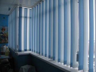 Жалюзі на балкон (49 фото): які жалюзі краще вибрати на балконні вікна і лоджію? Вертикальні, горизонтальні та інші моделі для захисту від сонця