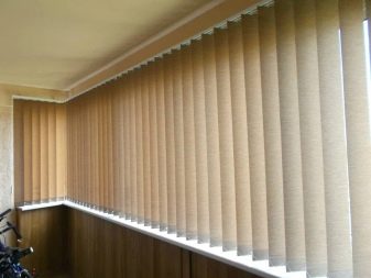 Жалюзі на балкон (49 фото): які жалюзі краще вибрати на балконні вікна і лоджію? Вертикальні, горизонтальні та інші моделі для захисту від сонця
