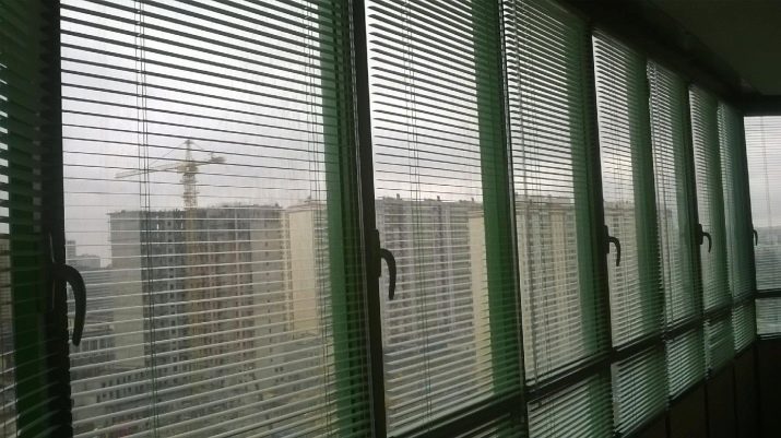 Жалюзі на балкон (49 фото): які жалюзі краще вибрати на балконні вікна і лоджію? Вертикальні, горизонтальні та інші моделі для захисту від сонця