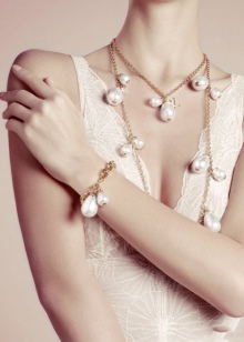 Жорсткий браслет із золота (81 фото): жіночі плоскі моделі на руку з жовтого золота 585 проби, відгуки