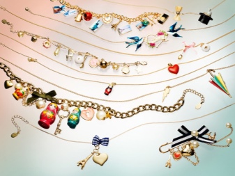 Жорсткий браслет із золота (81 фото): жіночі плоскі моделі на руку з жовтого золота 585 проби, відгуки