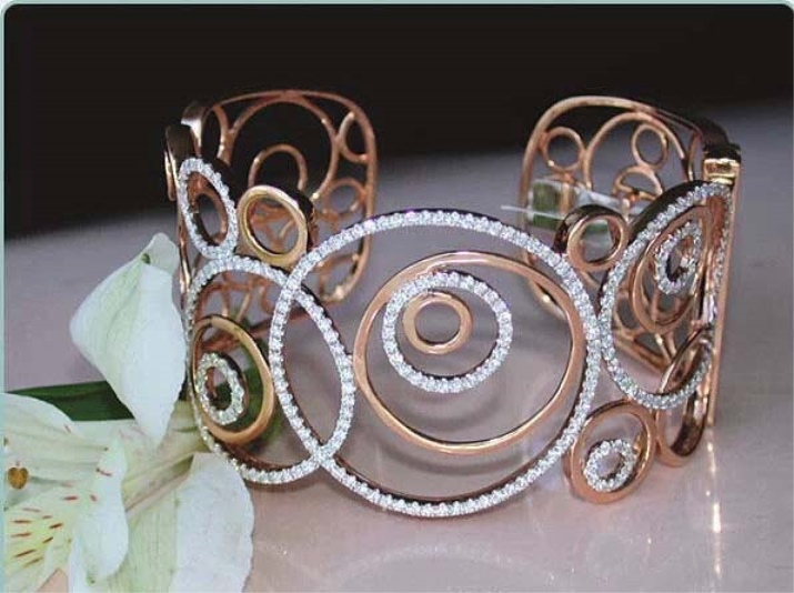 Жорсткий браслет із золота (81 фото): жіночі плоскі моделі на руку з жовтого золота 585 проби, відгуки