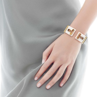 Жорсткий браслет із золота (81 фото): жіночі плоскі моделі на руку з жовтого золота 585 проби, відгуки