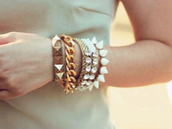 Жорсткий браслет із золота (81 фото): жіночі плоскі моделі на руку з жовтого золота 585 проби, відгуки