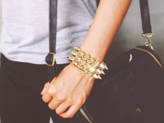 Жорсткий браслет із золота (81 фото): жіночі плоскі моделі на руку з жовтого золота 585 проби, відгуки