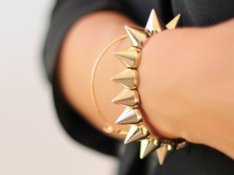 Жорсткий браслет із золота (81 фото): жіночі плоскі моделі на руку з жовтого золота 585 проби, відгуки