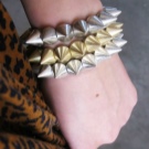 Жорсткий браслет із золота (81 фото): жіночі плоскі моделі на руку з жовтого золота 585 проби, відгуки