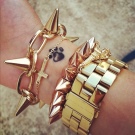 Жорсткий браслет із золота (81 фото): жіночі плоскі моделі на руку з жовтого золота 585 проби, відгуки