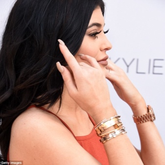 Жорсткий браслет із золота (81 фото): жіночі плоскі моделі на руку з жовтого золота 585 проби, відгуки