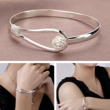 Жорсткий браслет із золота (81 фото): жіночі плоскі моделі на руку з жовтого золота 585 проби, відгуки