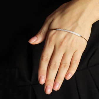 Жорсткий браслет із золота (81 фото): жіночі плоскі моделі на руку з жовтого золота 585 проби, відгуки