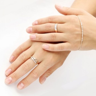 Жорсткий браслет із золота (81 фото): жіночі плоскі моделі на руку з жовтого золота 585 проби, відгуки