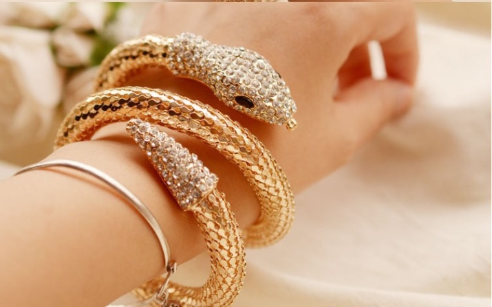 Жорсткий браслет із золота (81 фото): жіночі плоскі моделі на руку з жовтого золота 585 проби, відгуки