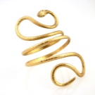 Жорсткий браслет із золота (81 фото): жіночі плоскі моделі на руку з жовтого золота 585 проби, відгуки