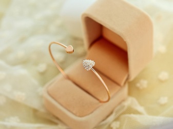 Жорсткий браслет із золота (81 фото): жіночі плоскі моделі на руку з жовтого золота 585 проби, відгуки