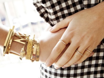 Жорсткий браслет із золота (81 фото): жіночі плоскі моделі на руку з жовтого золота 585 проби, відгуки