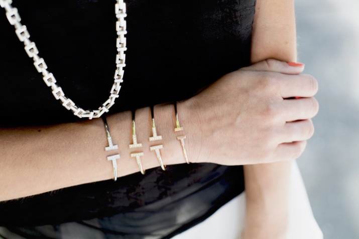 Жорсткий браслет із золота (81 фото): жіночі плоскі моделі на руку з жовтого золота 585 проби, відгуки