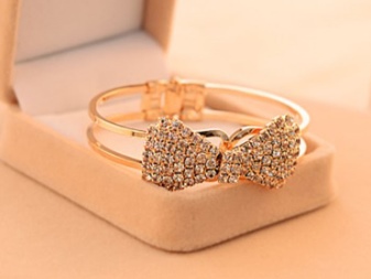 Жорсткий браслет із золота (81 фото): жіночі плоскі моделі на руку з жовтого золота 585 проби, відгуки