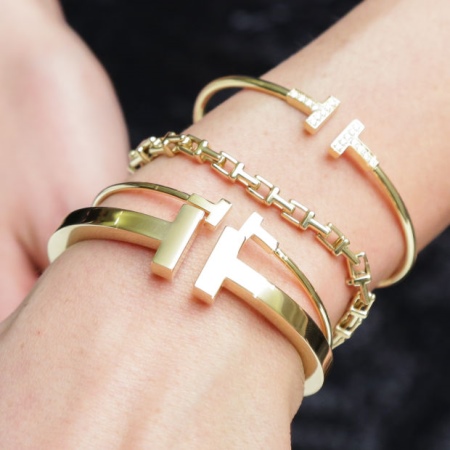 Жорсткий браслет із золота (81 фото): жіночі плоскі моделі на руку з жовтого золота 585 проби, відгуки