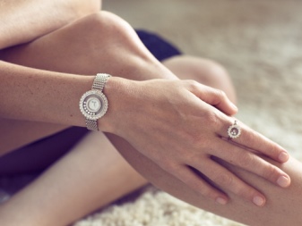 Жорсткий браслет із золота (81 фото): жіночі плоскі моделі на руку з жовтого золота 585 проби, відгуки