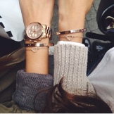 Жорсткий браслет із золота (81 фото): жіночі плоскі моделі на руку з жовтого золота 585 проби, відгуки