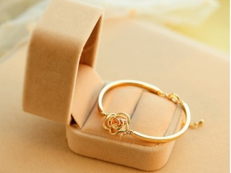 Жорсткий браслет із золота (81 фото): жіночі плоскі моделі на руку з жовтого золота 585 проби, відгуки