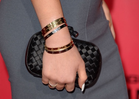 Жорсткий браслет із золота (81 фото): жіночі плоскі моделі на руку з жовтого золота 585 проби, відгуки