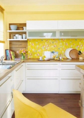 Жовті стіни на кухні (34 фото): шпалери жовтого і лимонного кольору в інтер’єрі. Варіанти дизайну і поєднань