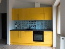 Жовта кухня (88 фото): кухонні гарнітури чорно, біло-зелено – та синьо-жовтого, лимонного і інших кольорів в інтер’єрі, приклади дизайну