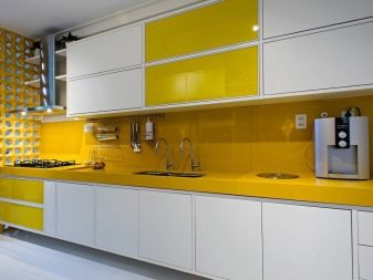 Жовта кухня (88 фото): кухонні гарнітури чорно, біло-зелено – та синьо-жовтого, лимонного і інших кольорів в інтер’єрі, приклади дизайну