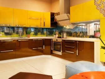 Жовта кухня (88 фото): кухонні гарнітури чорно, біло-зелено – та синьо-жовтого, лимонного і інших кольорів в інтер’єрі, приклади дизайну