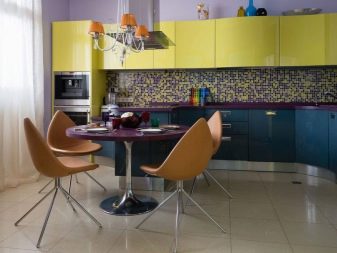 Жовта кухня (88 фото): кухонні гарнітури чорно, біло-зелено – та синьо-жовтого, лимонного і інших кольорів в інтер’єрі, приклади дизайну