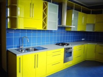 Жовта кухня (88 фото): кухонні гарнітури чорно, біло-зелено – та синьо-жовтого, лимонного і інших кольорів в інтер’єрі, приклади дизайну