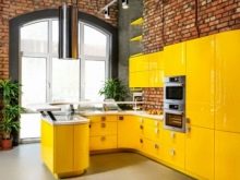 Жовта кухня (88 фото): кухонні гарнітури чорно, біло-зелено – та синьо-жовтого, лимонного і інших кольорів в інтер’єрі, приклади дизайну