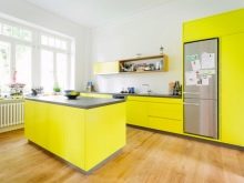 Жовта кухня (88 фото): кухонні гарнітури чорно, біло-зелено – та синьо-жовтого, лимонного і інших кольорів в інтер’єрі, приклади дизайну
