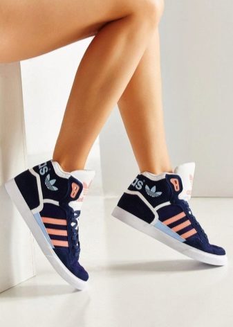 Зимові кросівки Адідас (60 фото): Терекс, Adidas Climaproof і Climawarm, моделі з хутром, високі, теплі дитячі Нео