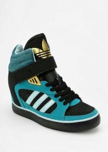 Зимові кросівки Адідас (60 фото): Терекс, Adidas Climaproof і Climawarm, моделі з хутром, високі, теплі дитячі Нео