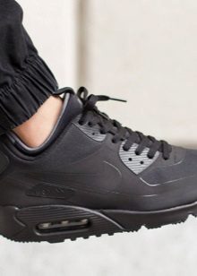 Зимові кросівки Найк (88 фото): з хутром, Nike Air Max Air Force, білі теплі моделі, для бігу, дитячі і високі, скільки коштують