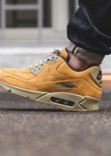 Зимові кросівки Найк (88 фото): з хутром, Nike Air Max Air Force, білі теплі моделі, для бігу, дитячі і високі, скільки коштують