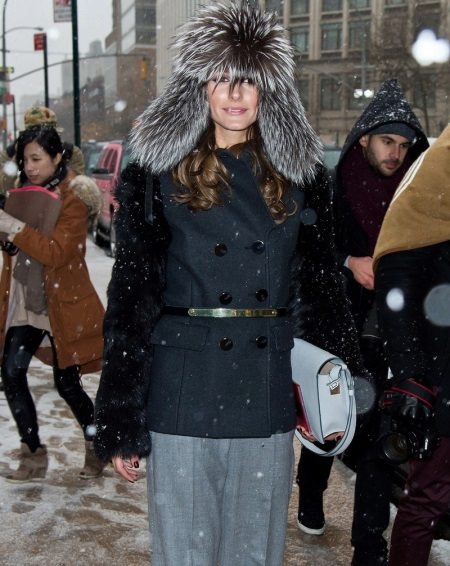 Зимові жіночі шапки 2020-2021 (77 фото): хутряні моделі, шапки-вушанки, з помпоном і з вушками, кубанка, з козирком шкіряні