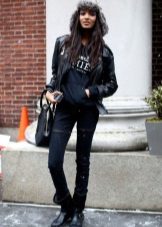 Зимові жіночі шапки 2020-2021 (77 фото): хутряні моделі, шапки-вушанки, з помпоном і з вушками, кубанка, з козирком шкіряні