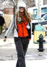 Зимові жіночі шапки 2020-2021 (77 фото): хутряні моделі, шапки-вушанки, з помпоном і з вушками, кубанка, з козирком шкіряні