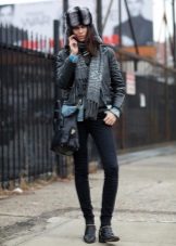 Зимові жіночі шапки 2020-2021 (77 фото): хутряні моделі, шапки-вушанки, з помпоном і з вушками, кубанка, з козирком шкіряні