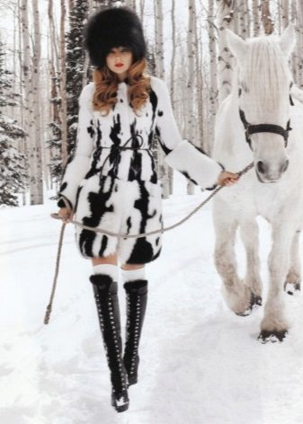 Зимові жіночі шапки 2020-2021 (77 фото): хутряні моделі, шапки-вушанки, з помпоном і з вушками, кубанка, з козирком шкіряні